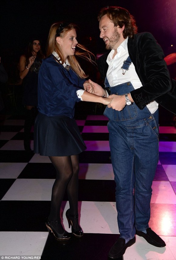 article-2511547-1992832800000578-200_634x938