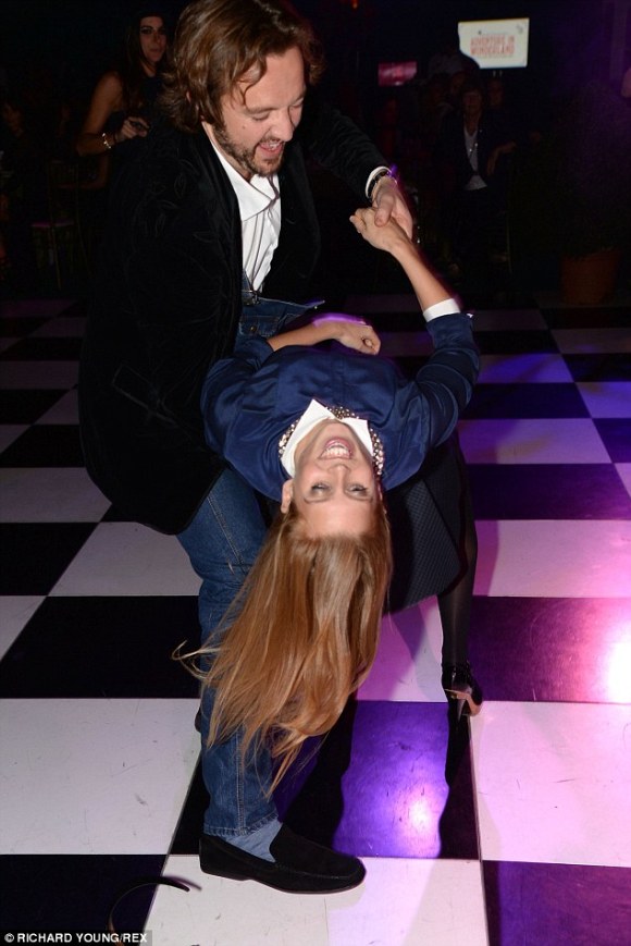 article-2511547-1992837000000578-461_634x950