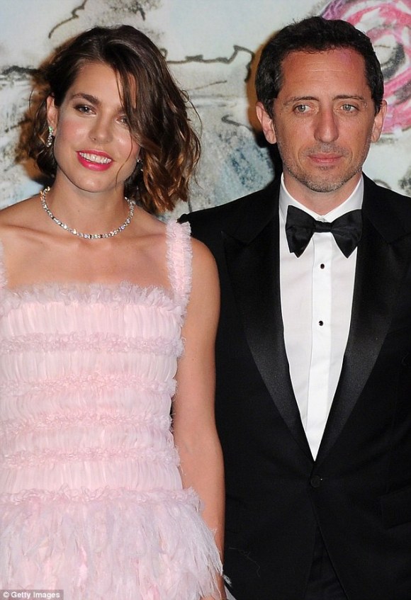 article-2385782-1B2E2418000005DC-100_634x926