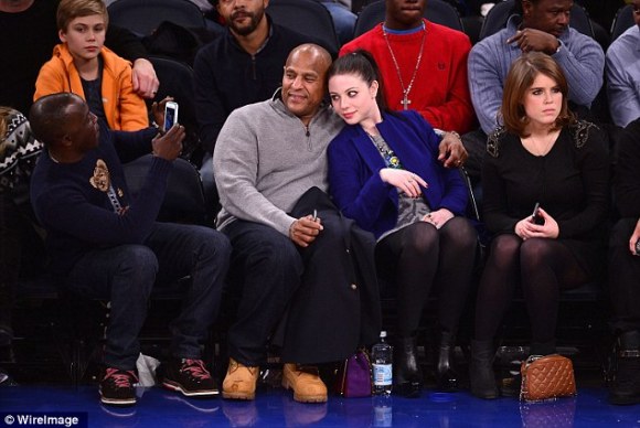 article-2524091-1A1DCC8500000578-923_634x425