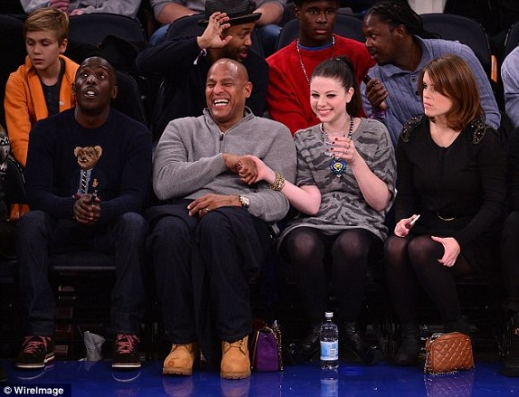 article-2524091-1A1DCC8D00000578-957_634x486