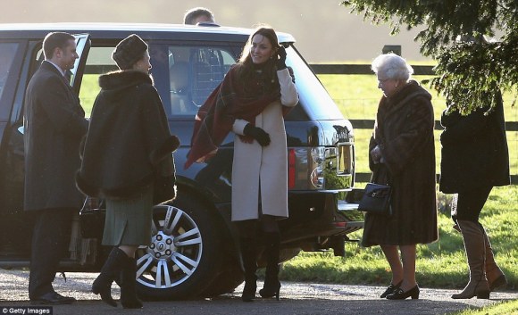 article-2529140-1A48544C00000578-372_964x588