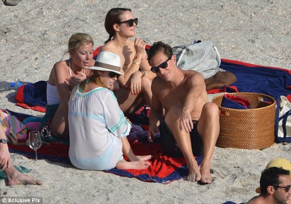 article-0-1A609CAF00000578-307_634x444