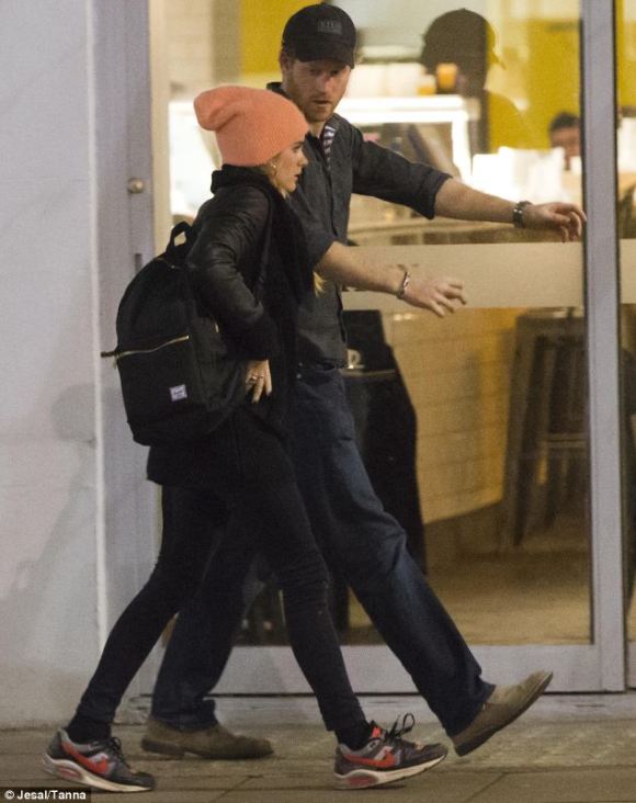 article-2540240-1AA61B4000000578-188_634x801