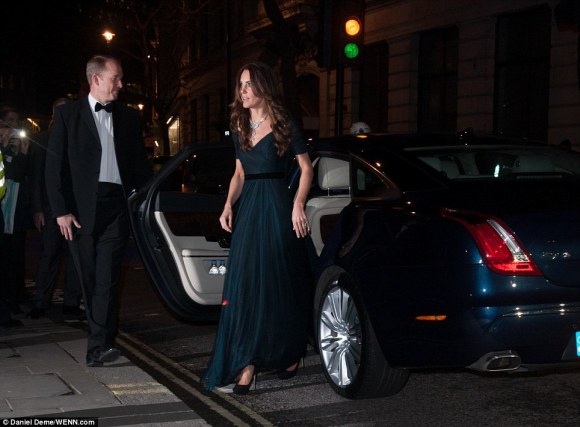 article-2557090-1B66554600000578-332_964x711