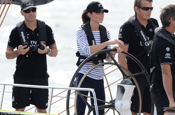 article-2602020-1D03A3BE00000578-273_964x639