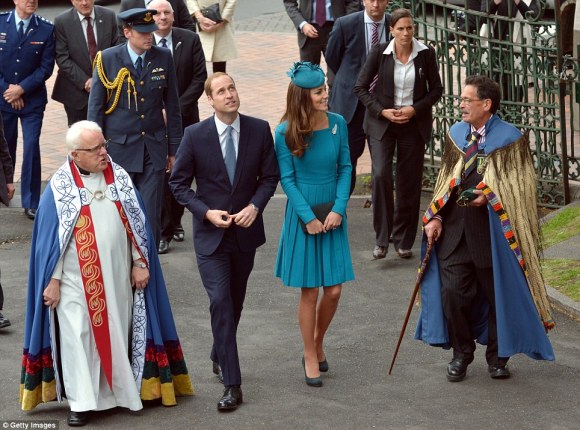 article-2603420-1D10641300000578-735_964x716