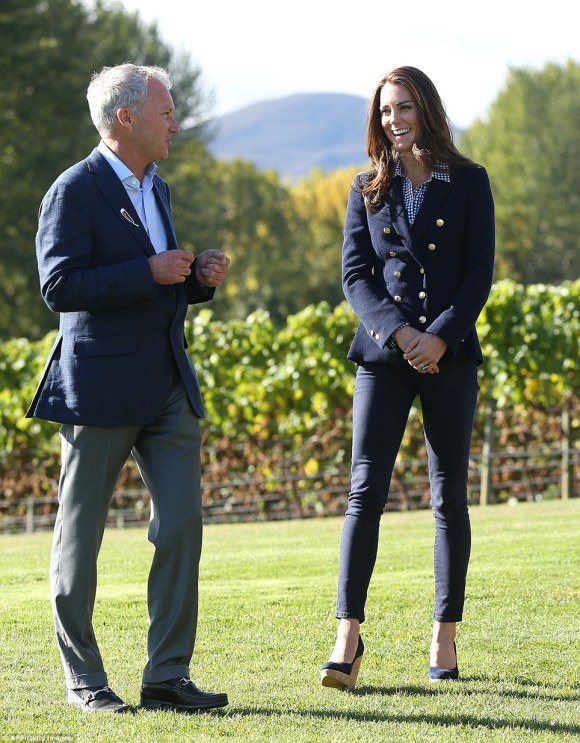 article-2603524-1D11167B00000578-310_964x1235