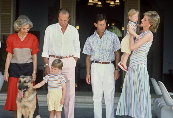 August-1986-Princess-Diana-sported-stripes-Palma-de-Mallorca